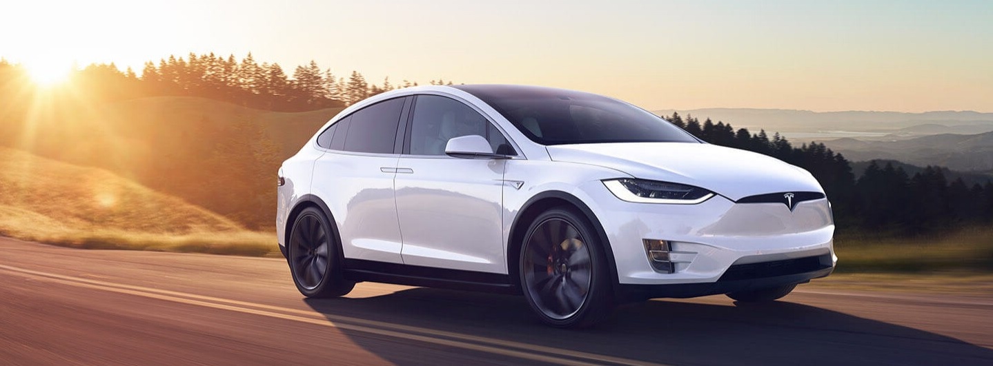 Tesla Model X em estrada